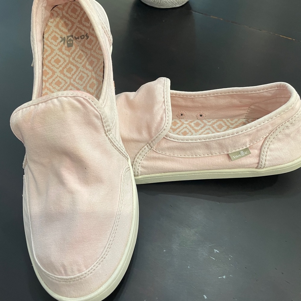 Sanuk pink slip on oxfords. Size 9.5 - Picture 3 of 6